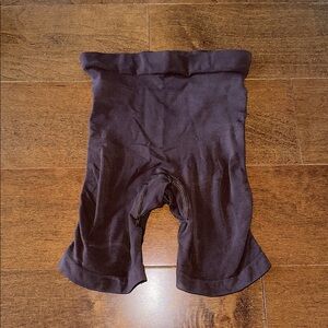 SKIMS SEAMLESS SCULPT MID THIGH SHORT LIMITED EDITION: ESPRESSO SMALL